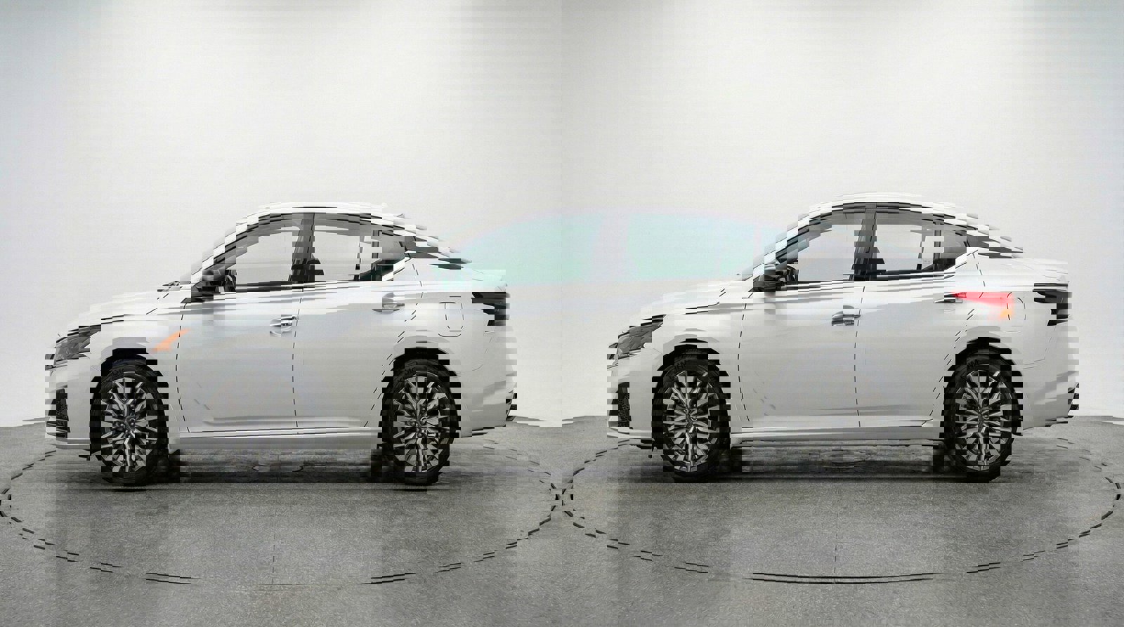 Used 2025 Nissan Altima 2.5 SV image 4