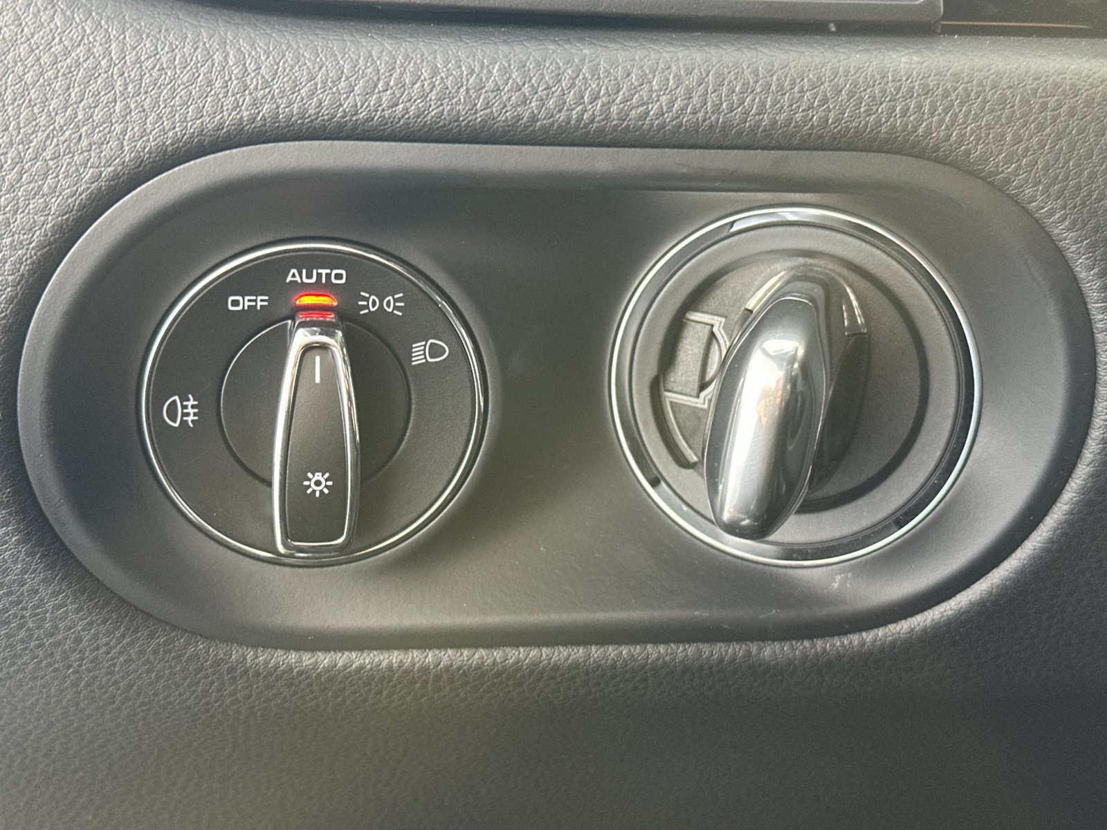 Certified 2026 Porsche Macan AWD/4WD image 32
