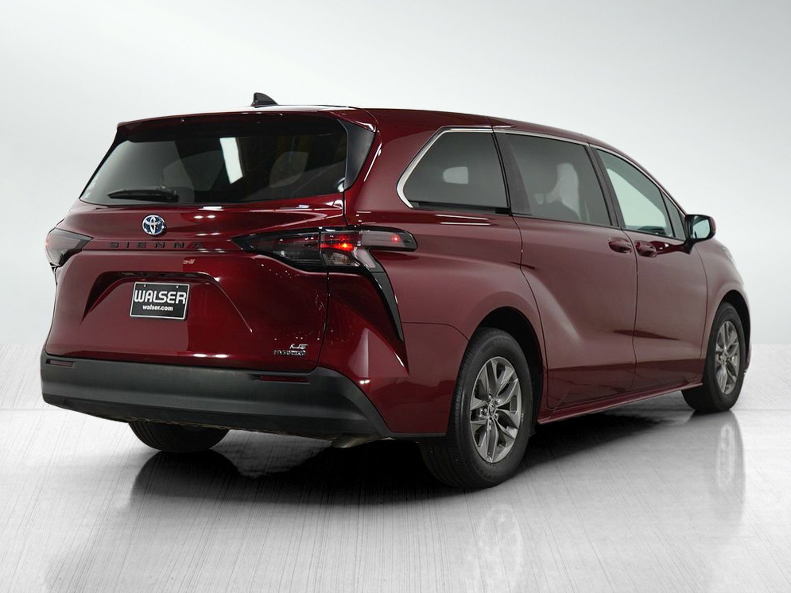 Used 2024 Toyota Sienna LE image 5
