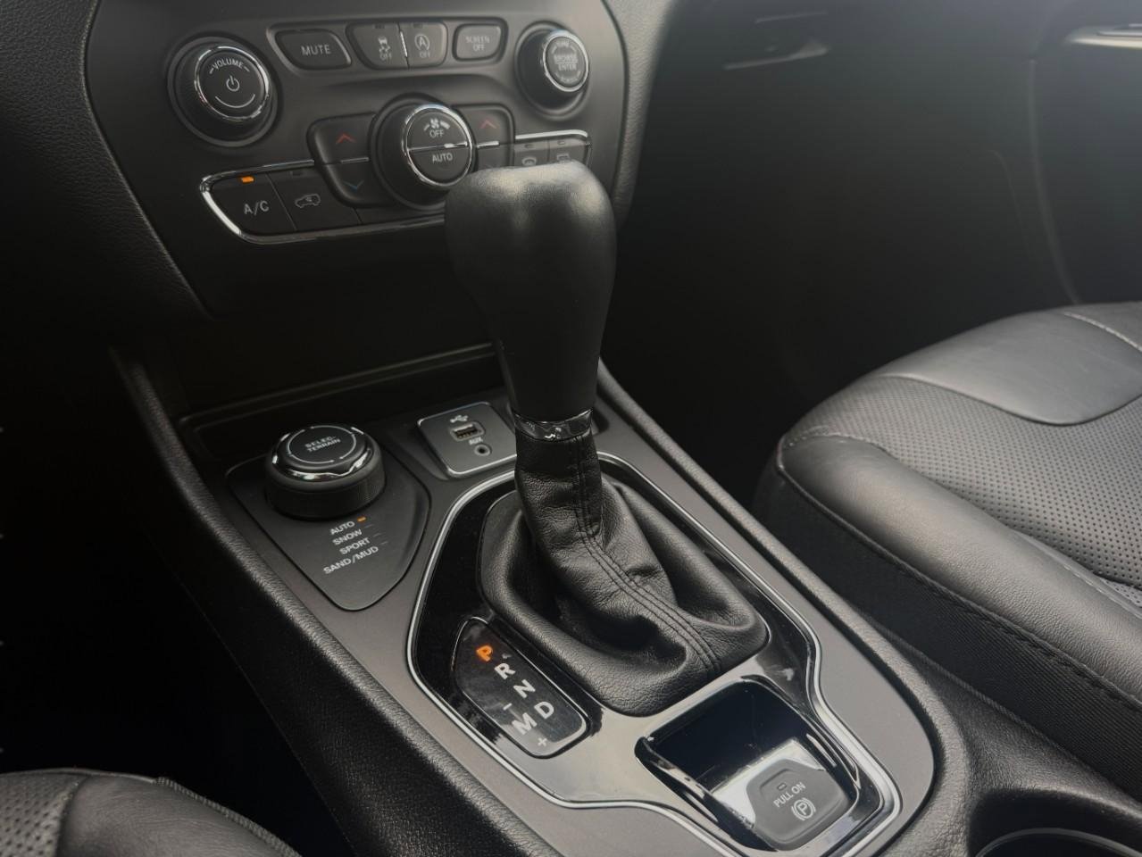Used 2019 Jeep Cherokee Limited AWD/4WD image 37