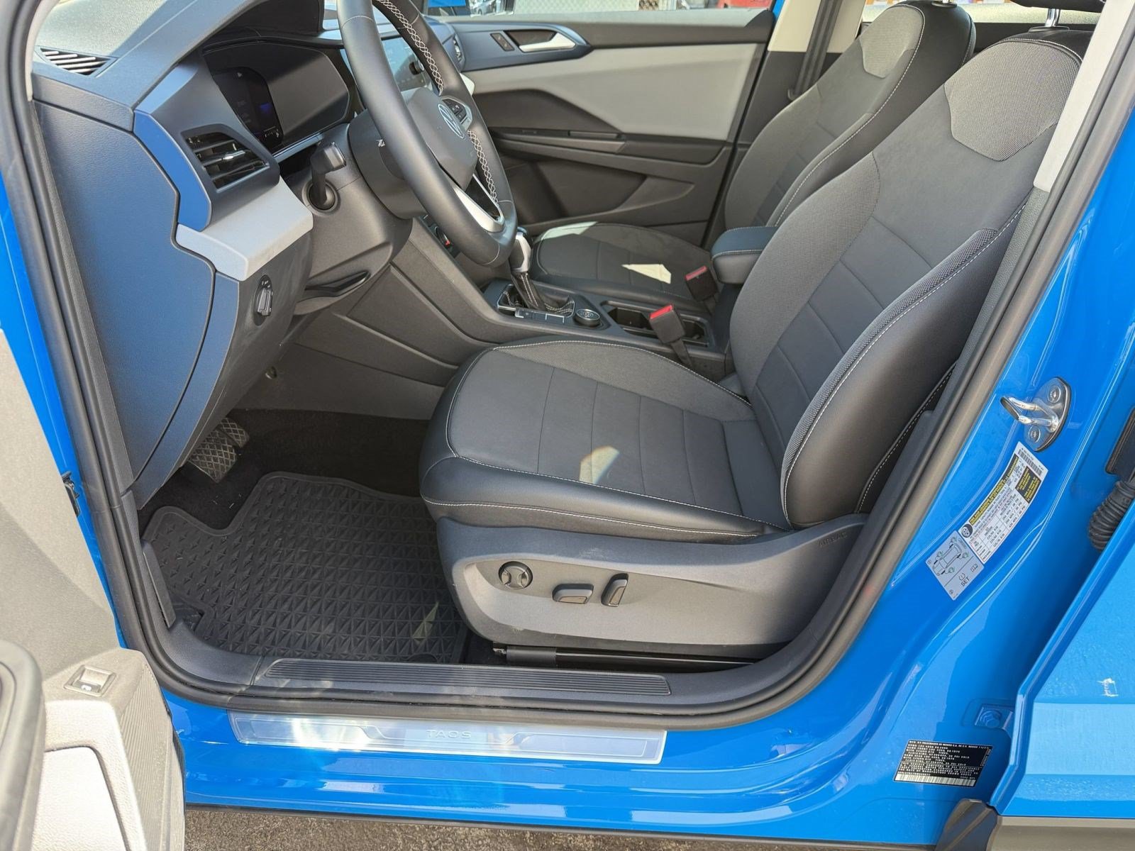 Used 2022 Volkswagen Taos SE FWD image 4