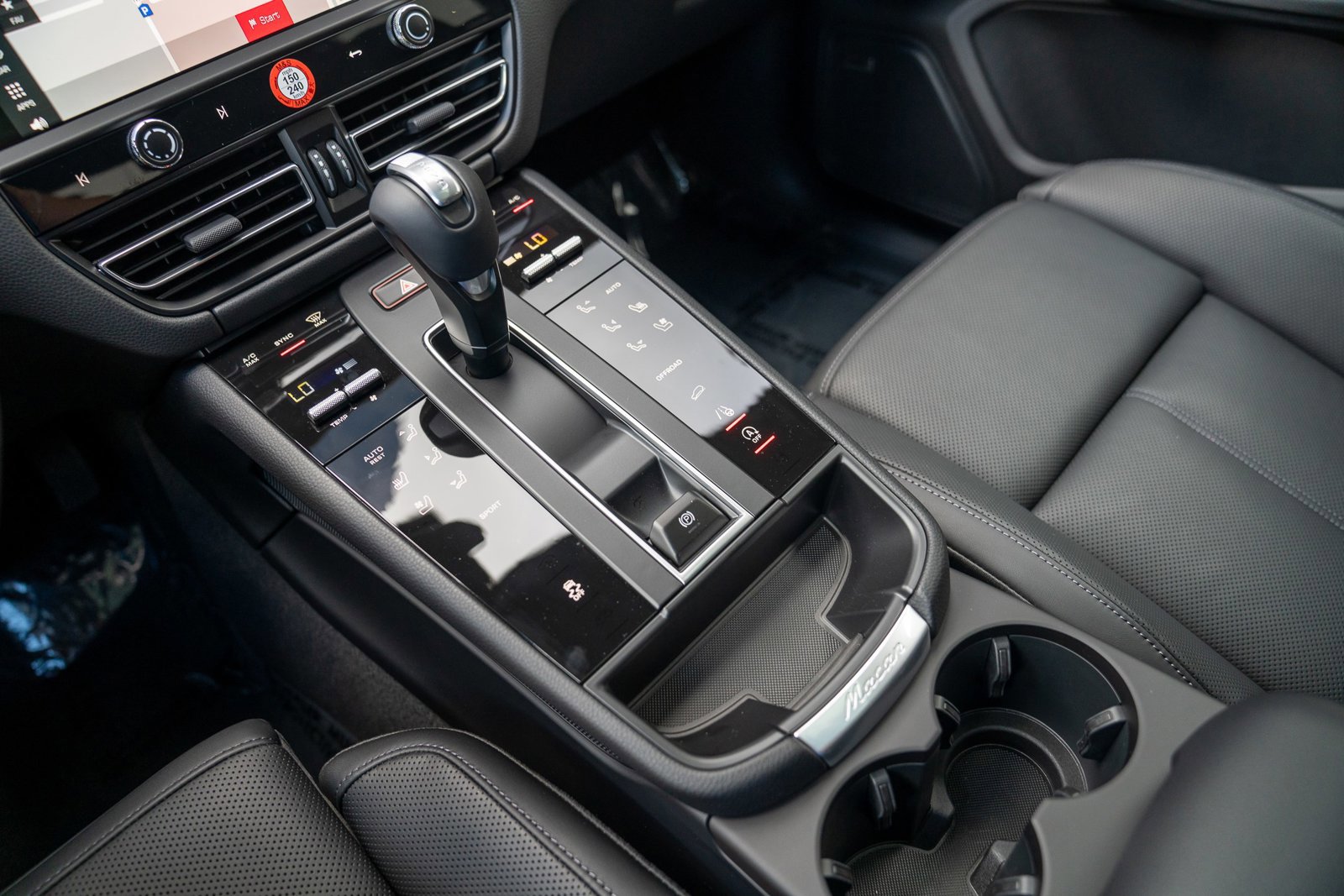 Certified 2025 Porsche Macan image 18