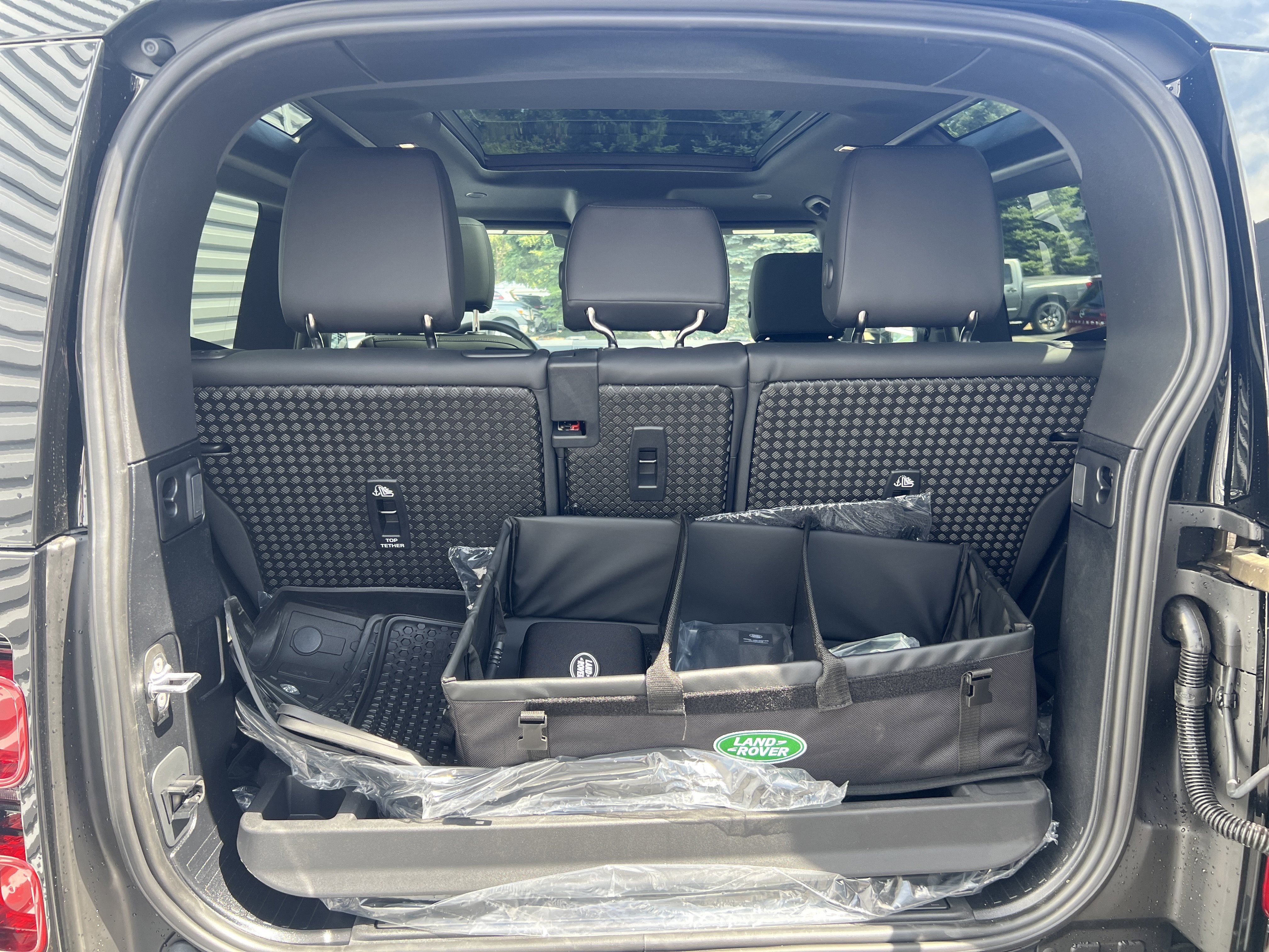 New 2025 Land Rover Defender 90 X-Dynamic SE image 31