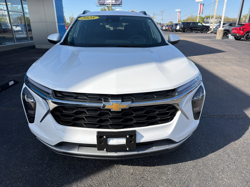 Used 2025 Chevrolet Trax LT w/ Driver Confidence Package image 2