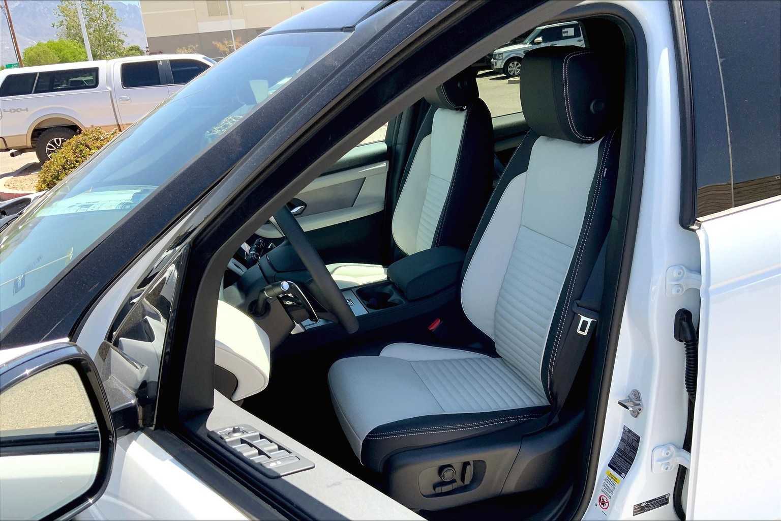 Used 2025 Land Rover Discovery Sport Dynamic SE image 9