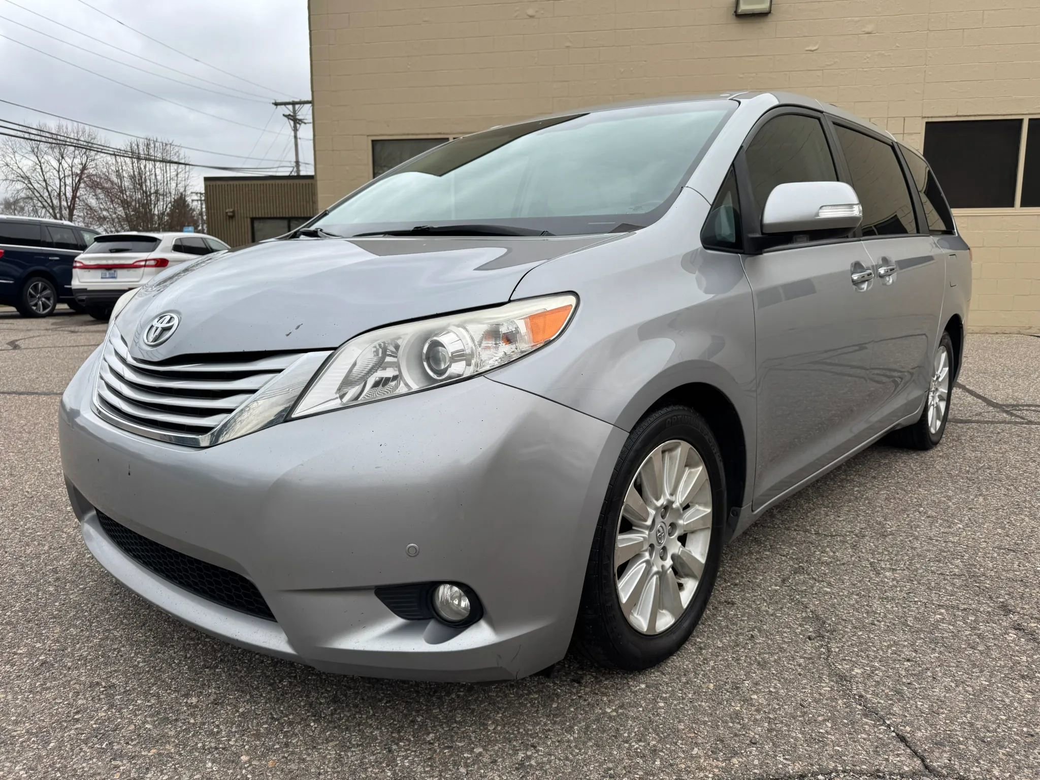 Used 2013 Toyota Sienna Limited w/ Premium Pkg image 3