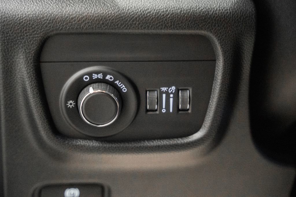 New 2025 Jeep Grand Cherokee Altitude image 38