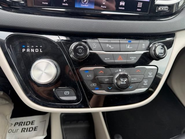Used 2024 Chrysler Pacifica Touring-L FWD image 21