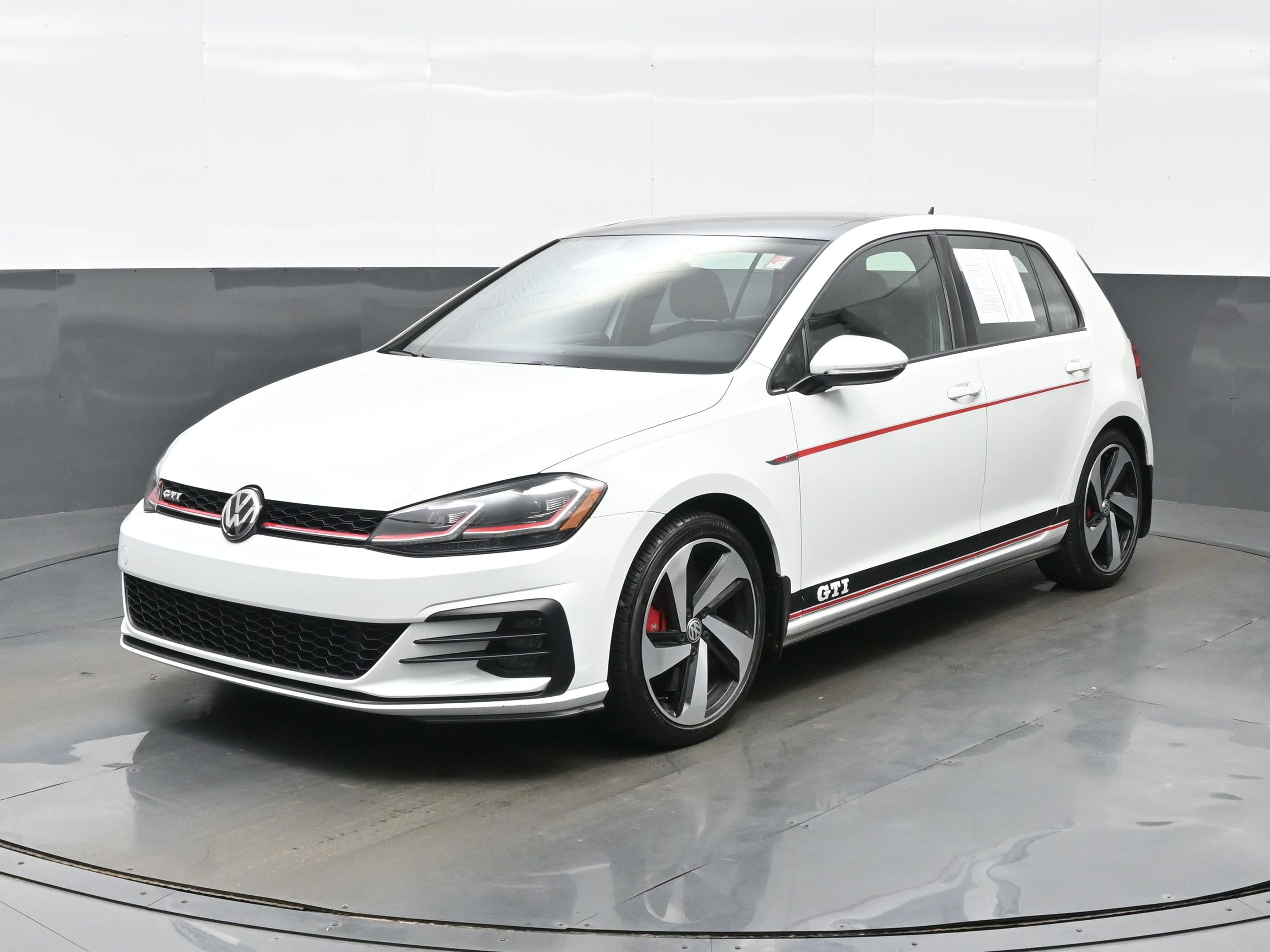 Used 2018 Volkswagen GTI SE FWD image 2
