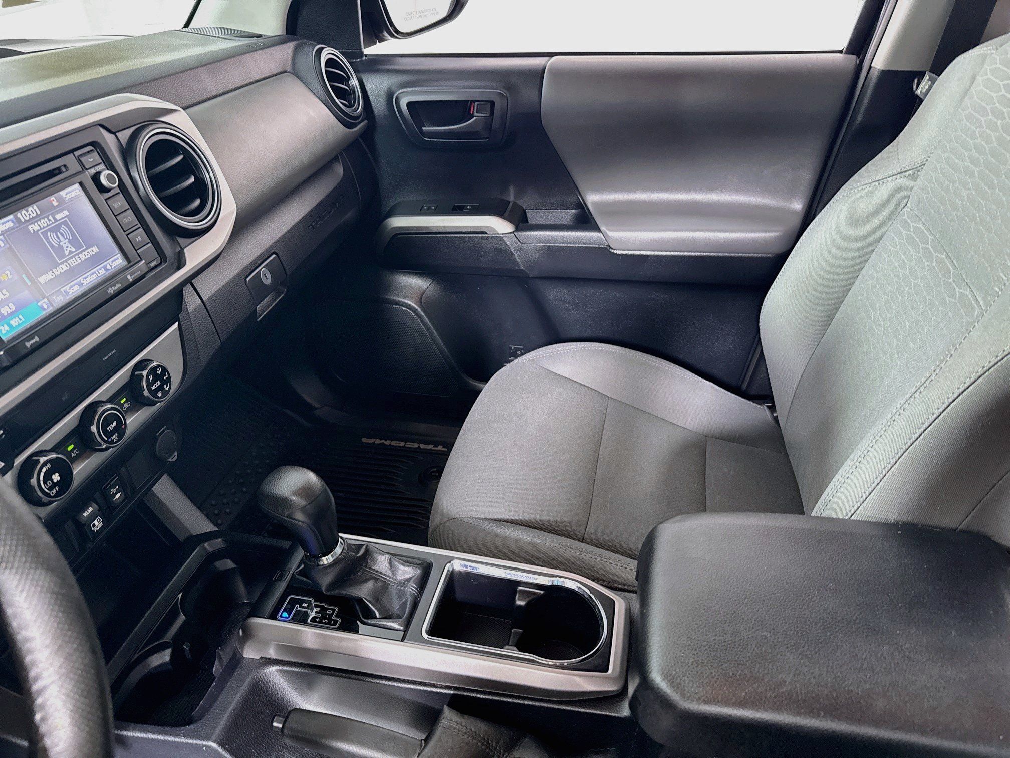 Used 2018 Toyota Tacoma SR5 AWD/4WD image 23