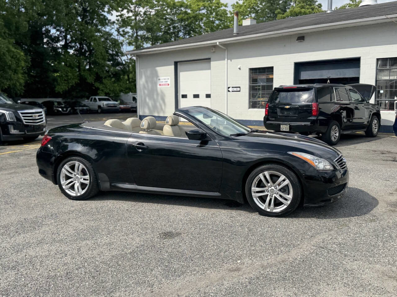 Used 2010 INFINITI G37 Base 2dr Convertible w/ Premium Pkg image 8