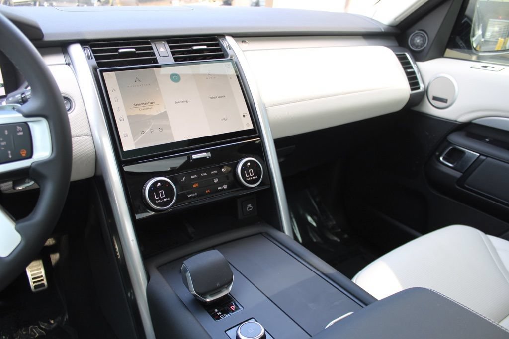Certified 2025 Land Rover Discovery Dynamic SE AWD/4WD image 22