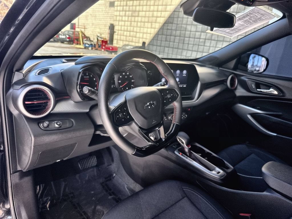 Used 2025 Chevrolet Trax RS w/ Sunroof Package FWD image 2