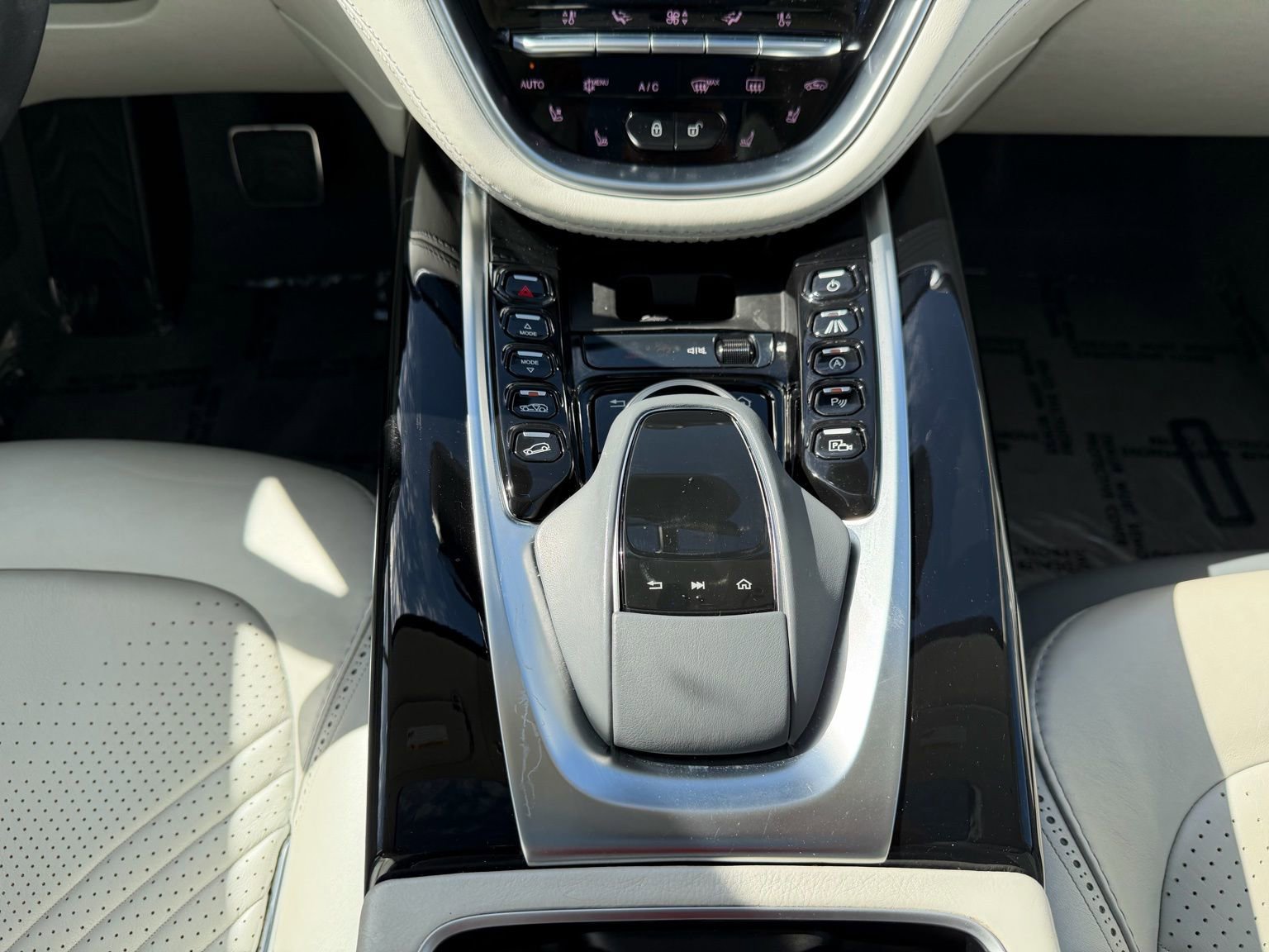 Used 2021 Aston Martin DBX image 16