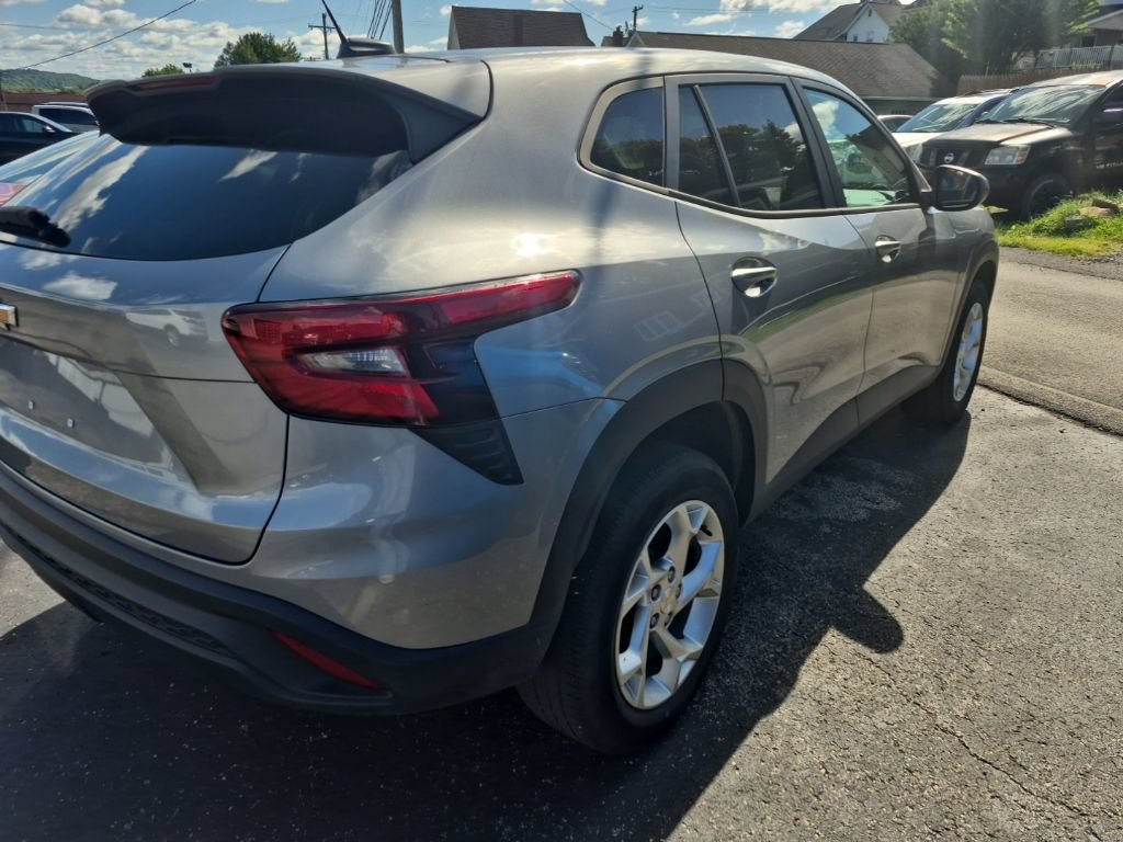 Used 2024 Chevrolet Trax LS w/ LS Convenience Package FWD image 7