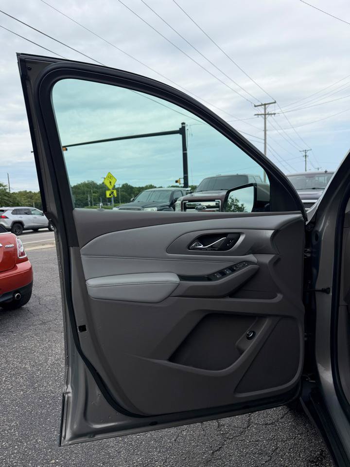 Used 2018 Chevrolet Traverse LT FWD image 16