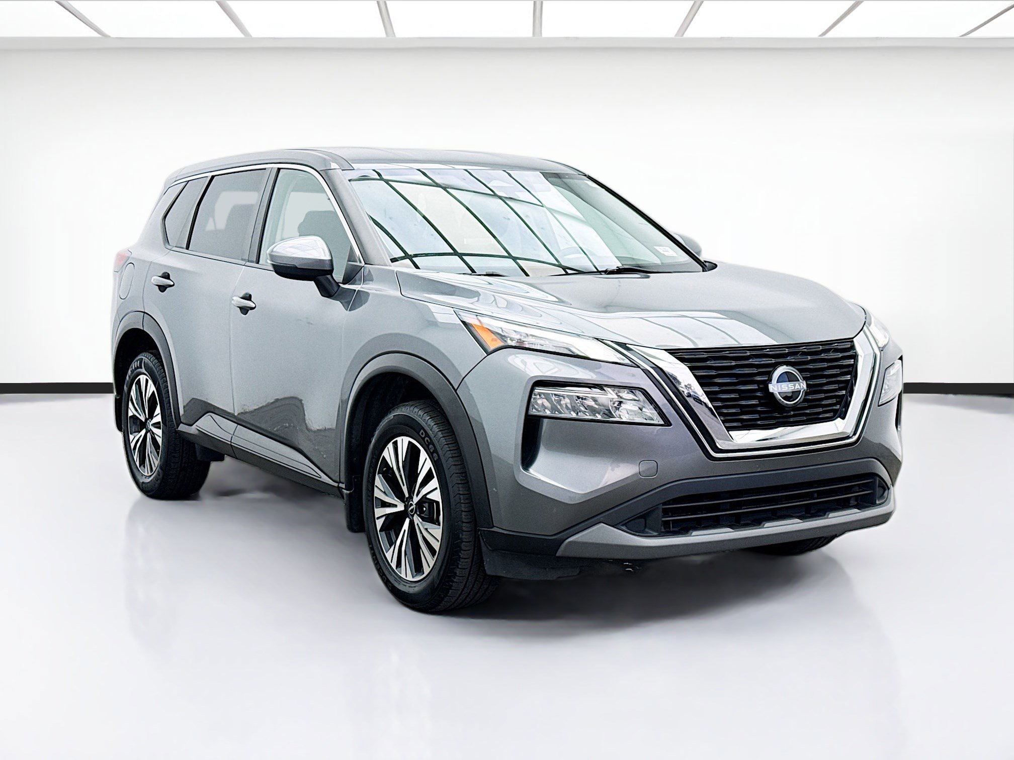 Used 2023 Nissan Rogue SV image 3