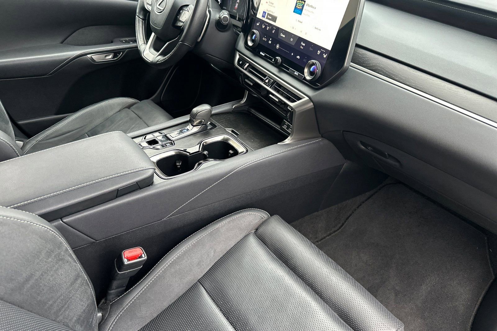 Certified 2024 Lexus RX 450h AWD w/ Luxury Package image 19