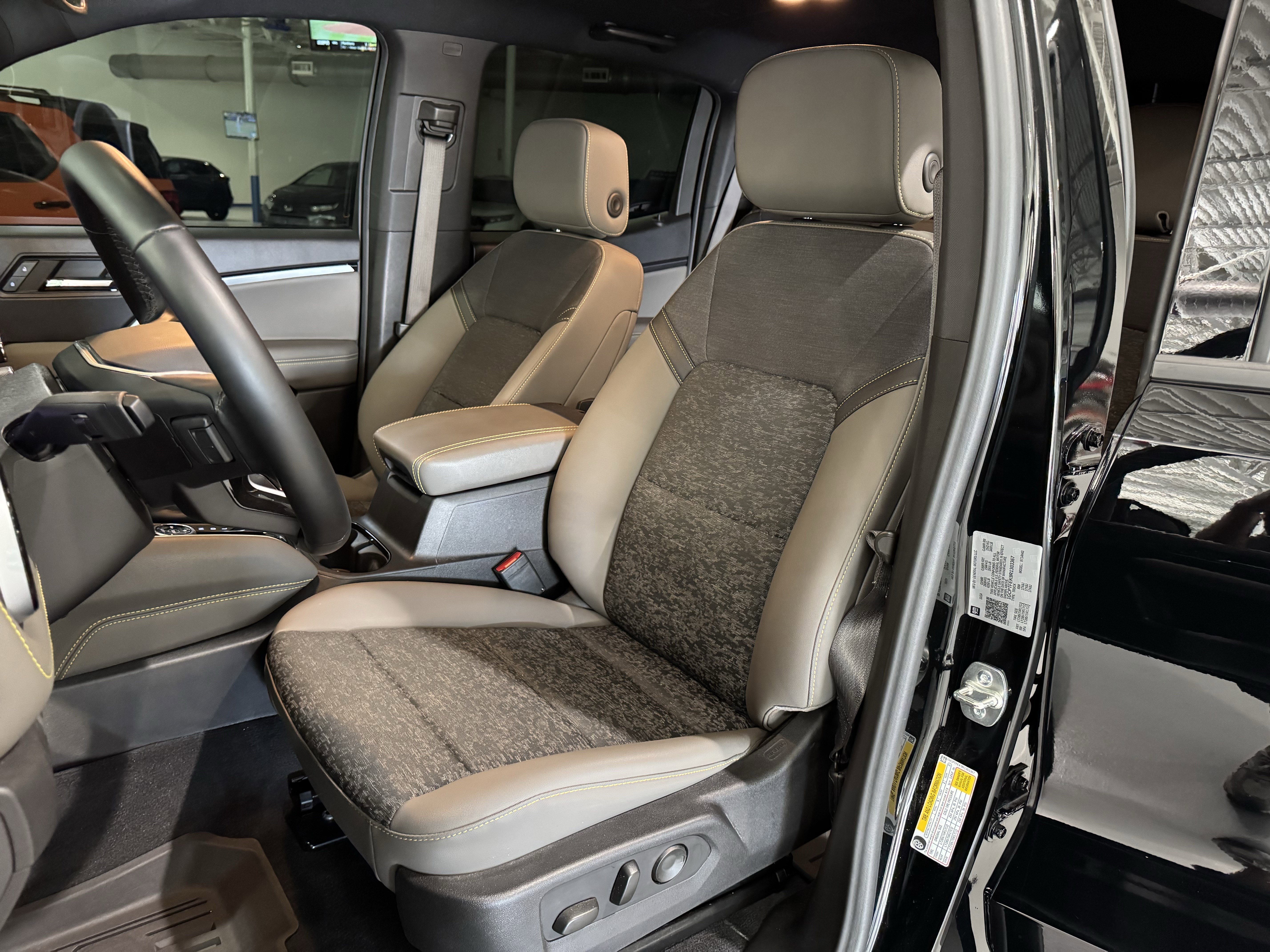 Used 2024 Chevrolet Colorado ZR2 w/ Technology Package image 24