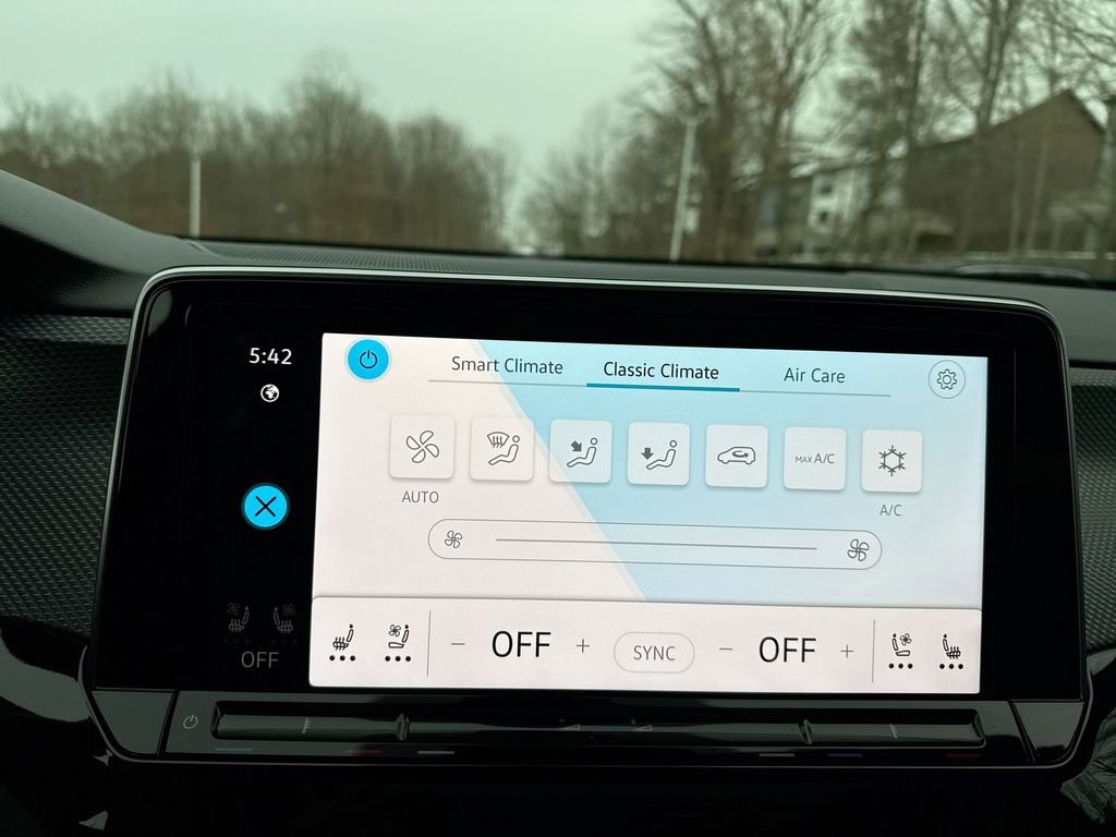 Used 2024 Volkswagen Atlas Cross Sport SEL R-Line image 17