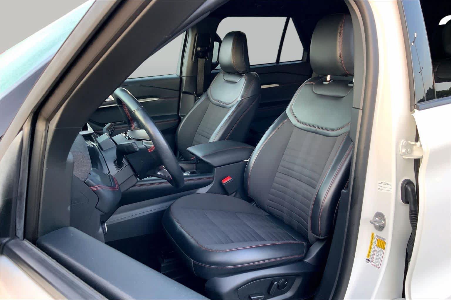 Used 2025 Ford Explorer ST-Line w/ ST-Line Street Pack AWD/4WD image 7