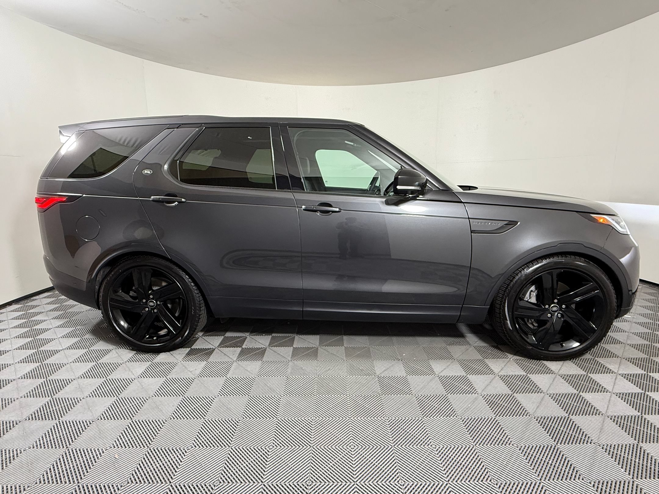 Used 2025 Land Rover Discovery S AWD/4WD image 8