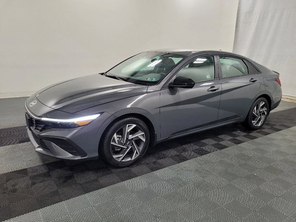 Used 2025 Hyundai Elantra Sport FWD image 2
