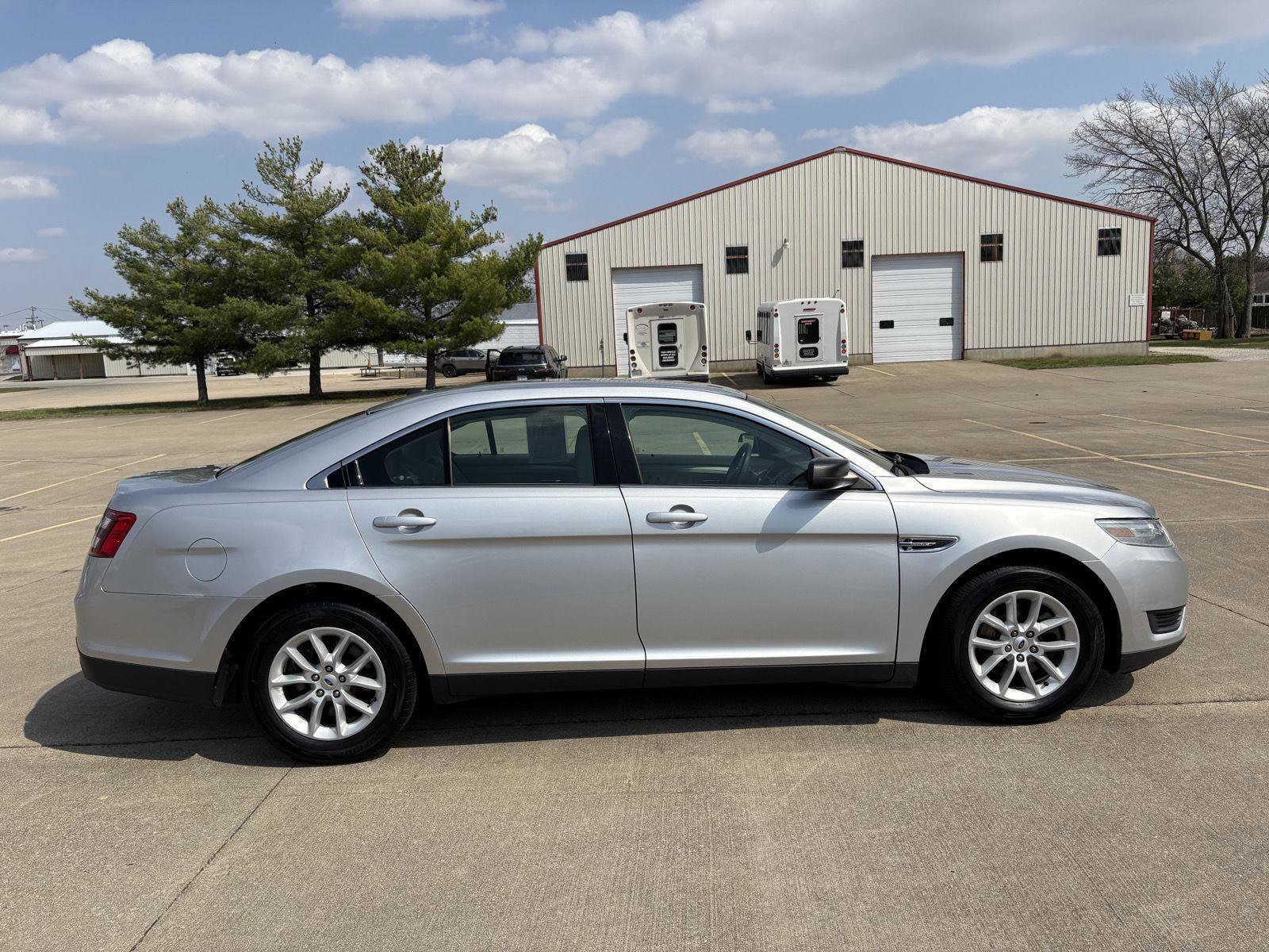 Used 2014 Ford Taurus SE image 23