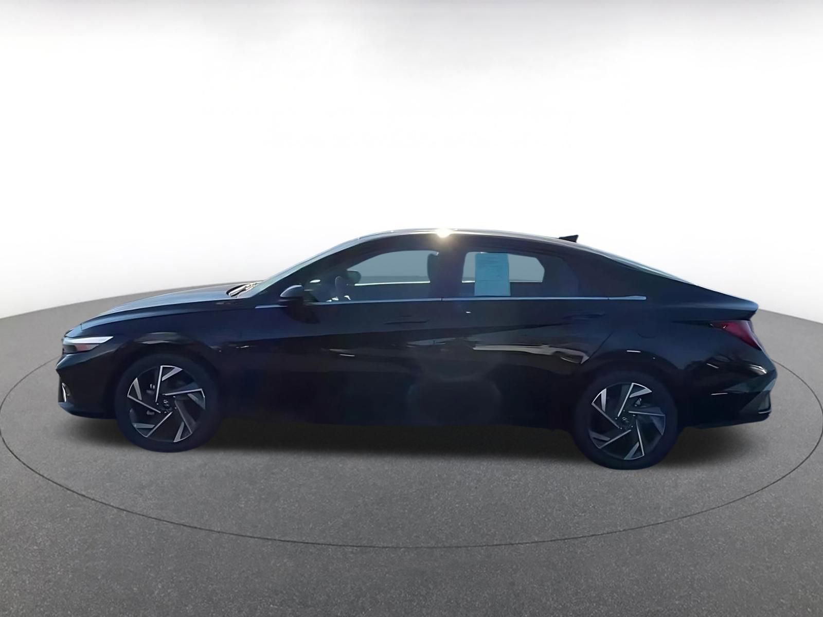 Used 2025 Hyundai Elantra SEL image 10