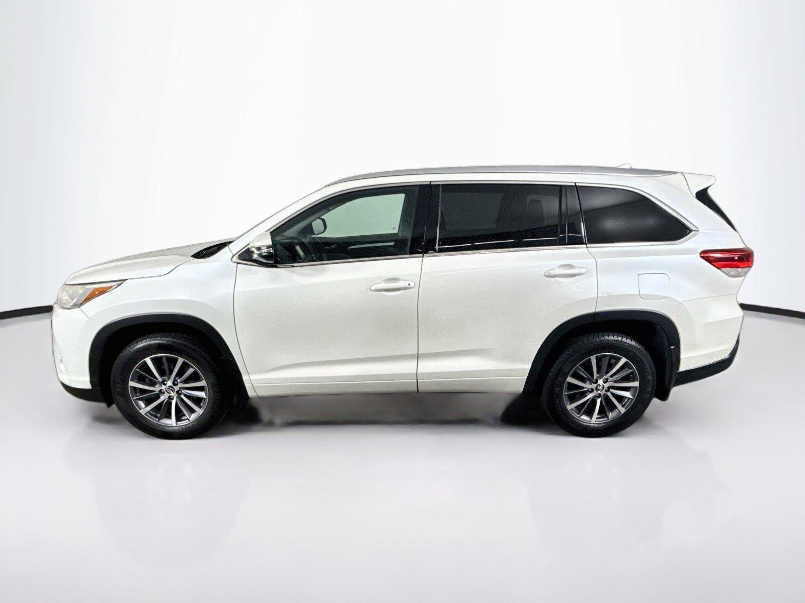 Used 2017 Toyota Highlander XLE AWD/4WD image 2