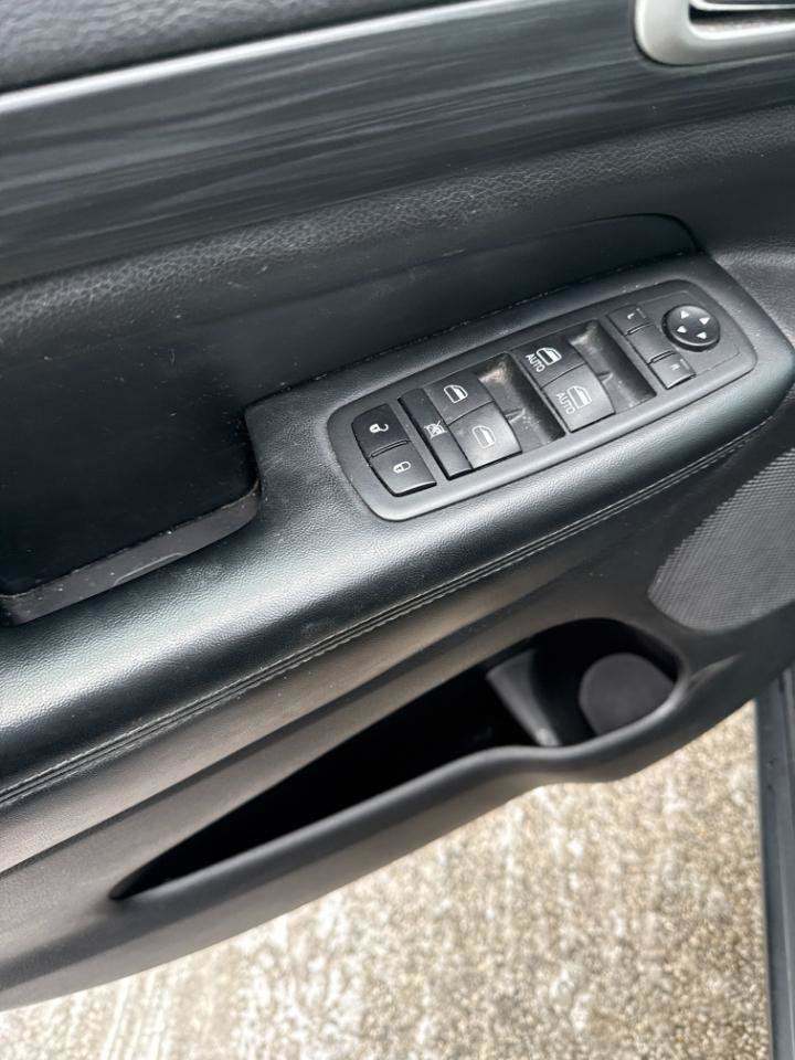 Used 2020 Jeep Grand Cherokee Laredo AWD/4WD image 3