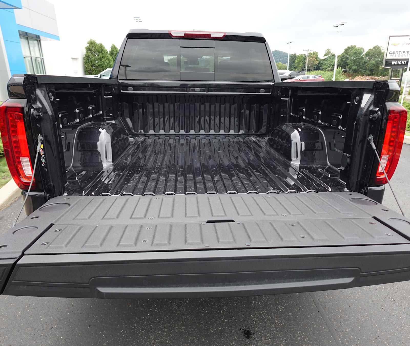 New 2026 GMC Sierra 1500 SLT w/ SLT Convenience Package image 5