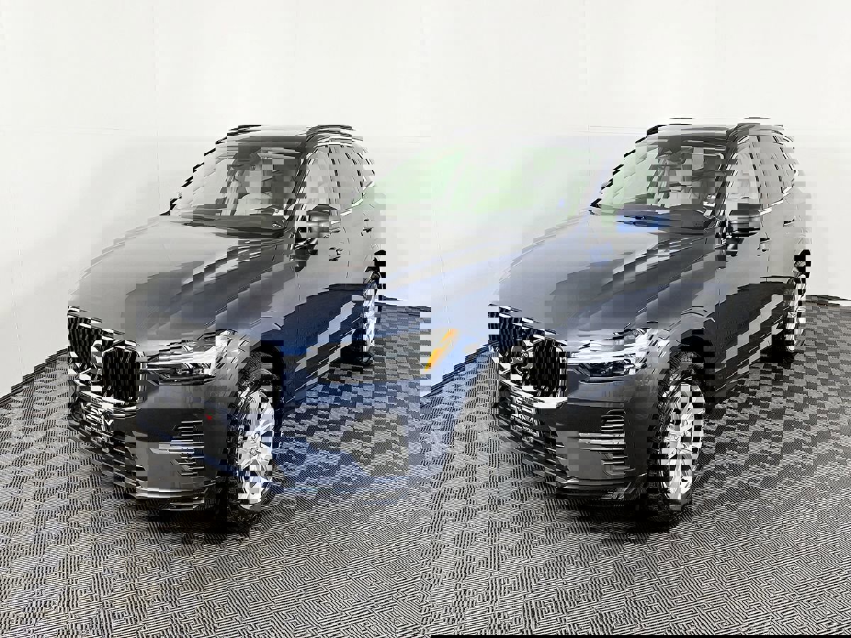 Used 2022 Volvo XC60 B5 Momentum image 2