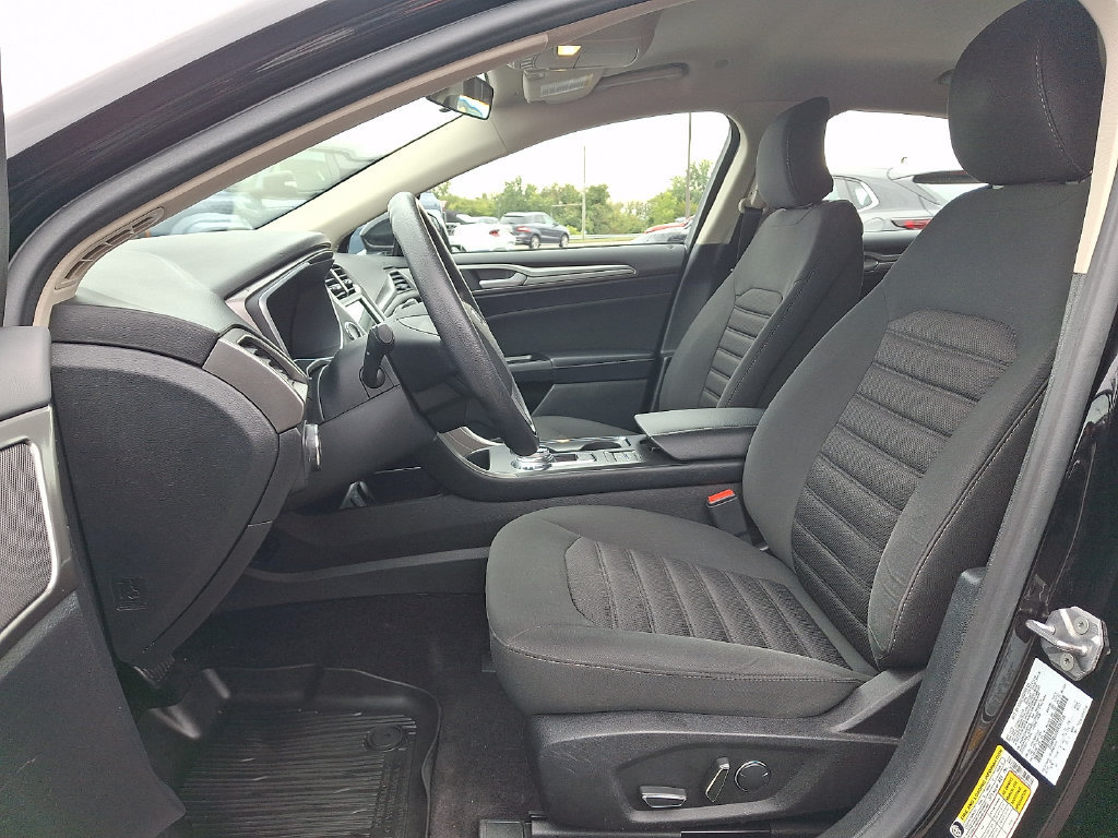 Used 2017 Ford Fusion SE FWD image 14