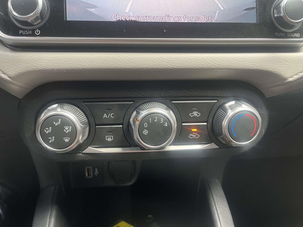 Used 2022 Nissan Versa SV image 18