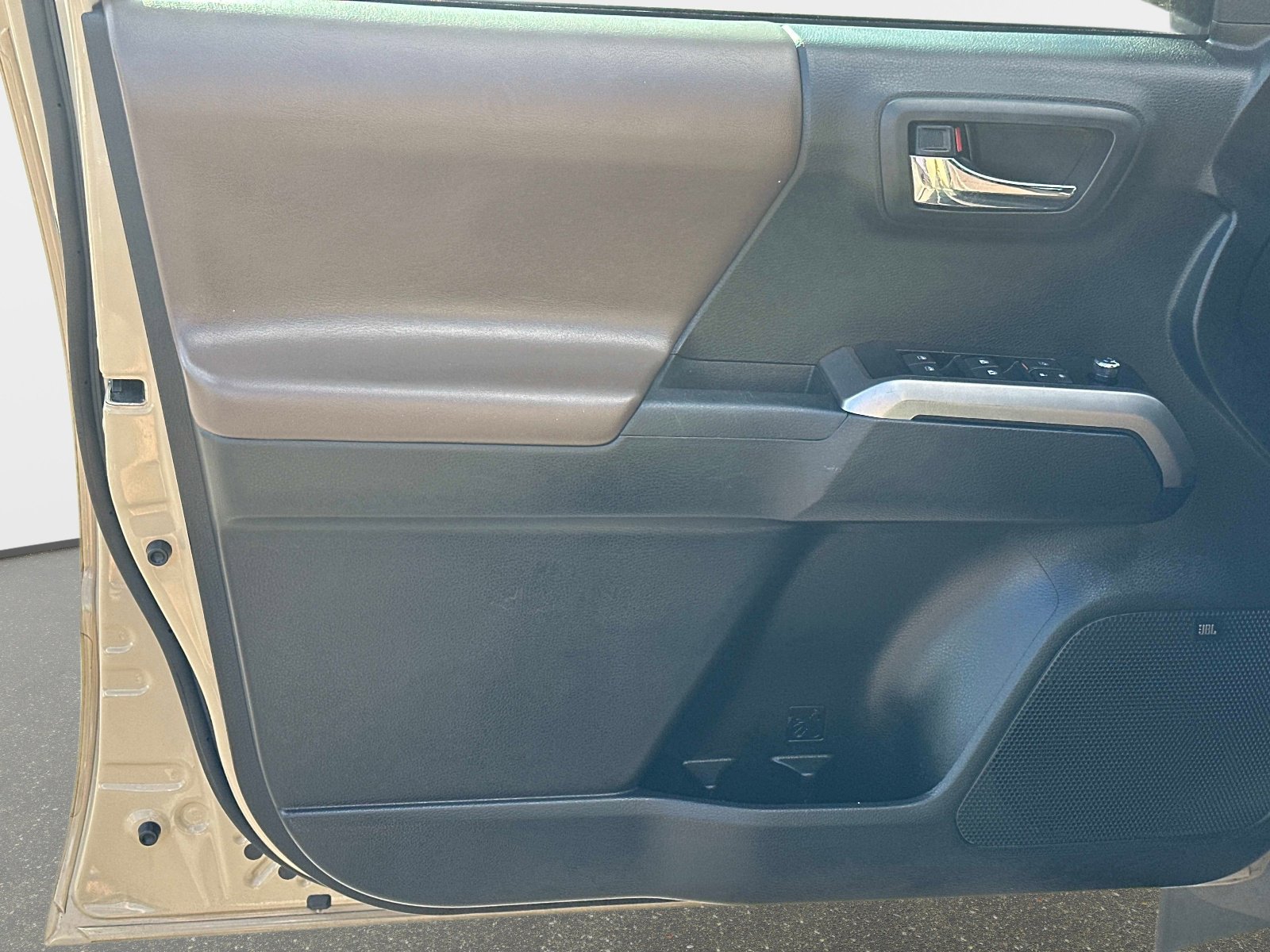 Used 2017 Toyota Tacoma Limited image 15