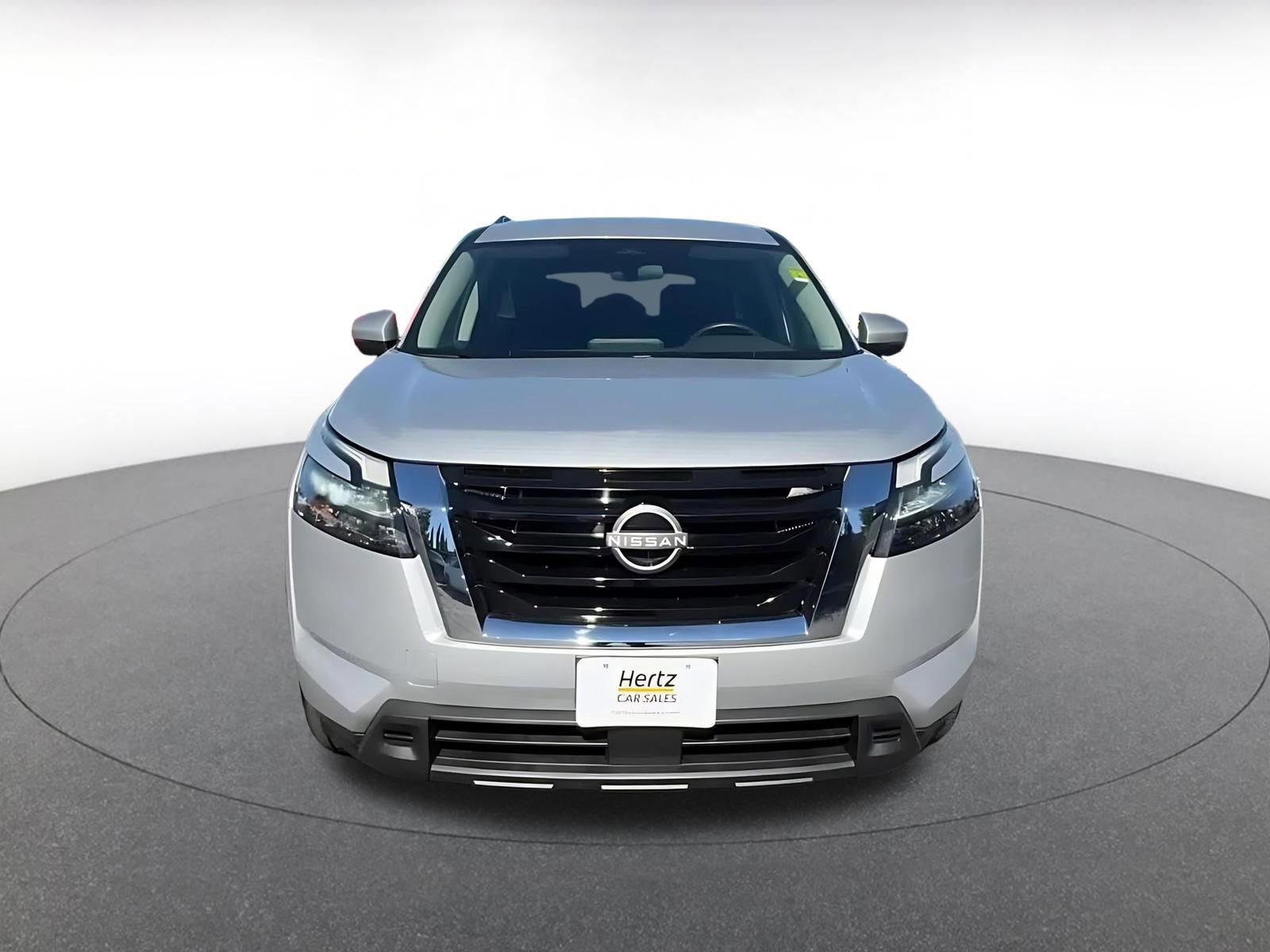 Used 2025 Nissan Pathfinder SV image 4
