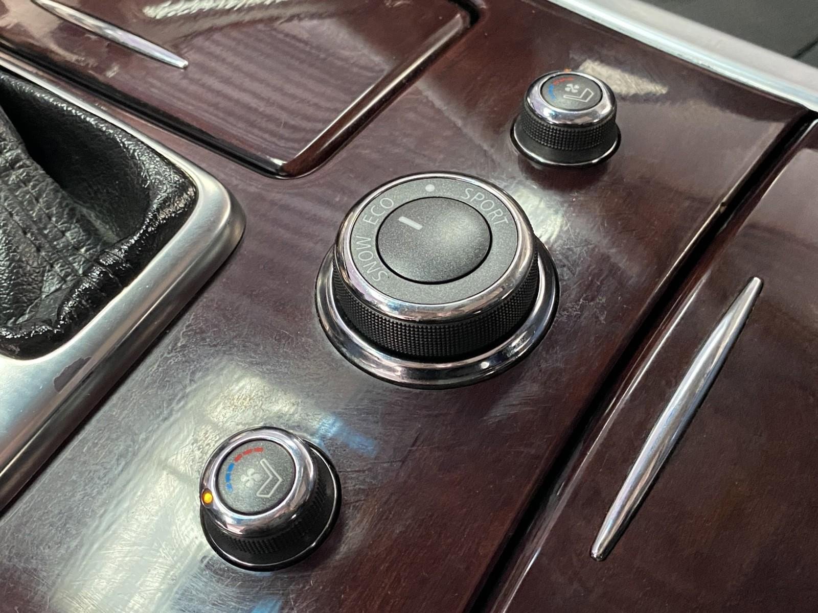 Used 2018 INFINITI Q70 Luxe w/ Cargo Package image 25