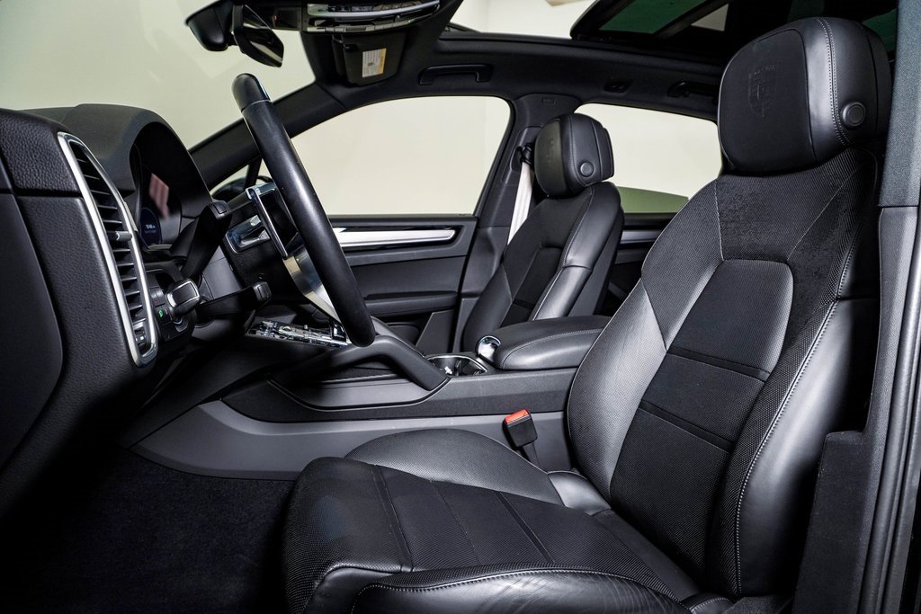 Certified 2023 Porsche Cayenne Platinum Edition image 5