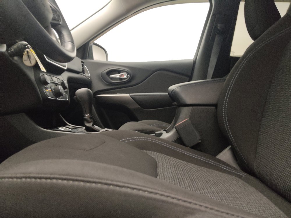 Used 2019 Jeep Cherokee Latitude w/ Cold Weather Group FWD image 17