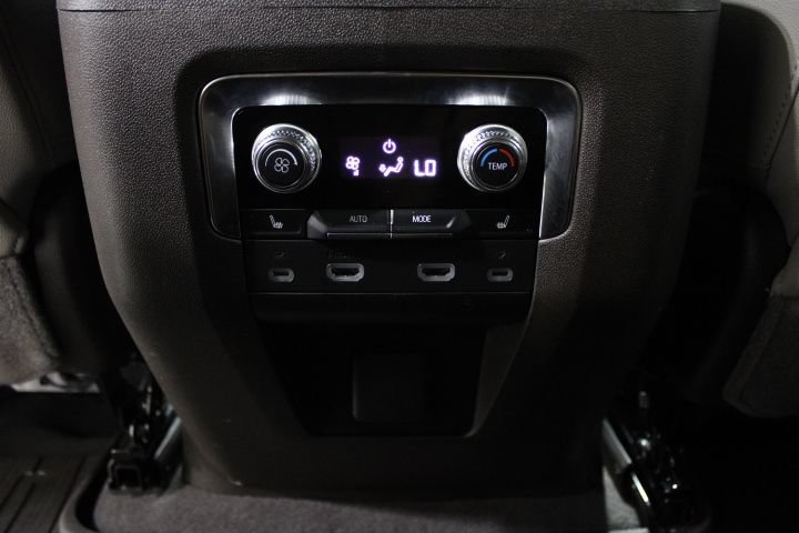 Used 2024 GMC Yukon SLT w/ SLT Luxury Package AWD/4WD image 23