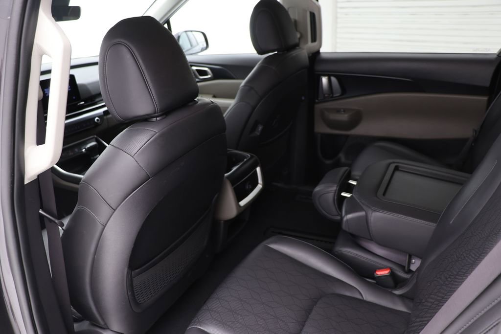 Used 2025 Kia Carnival FWD image 11