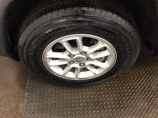 Used 2019 Jeep Grand Cherokee Laredo AWD/4WD image 31