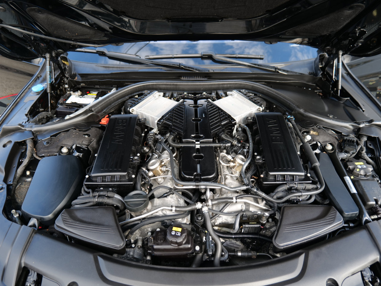 Used 2018 BMW M760i xDrive image 52