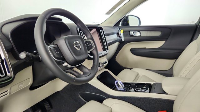 New 2026 Volvo XC40 B5 Plus w/ Protection Package Premier AWD/4WD image 12