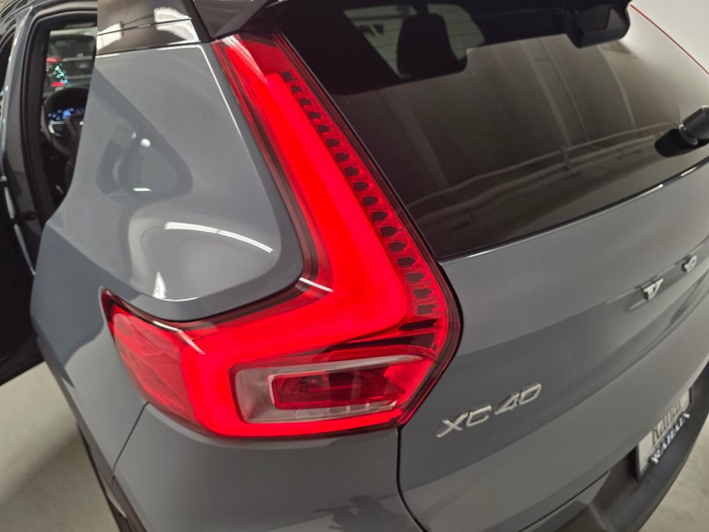 Used 2022 Volvo XC40 T5 R-Design w/ Advanced Package image 8