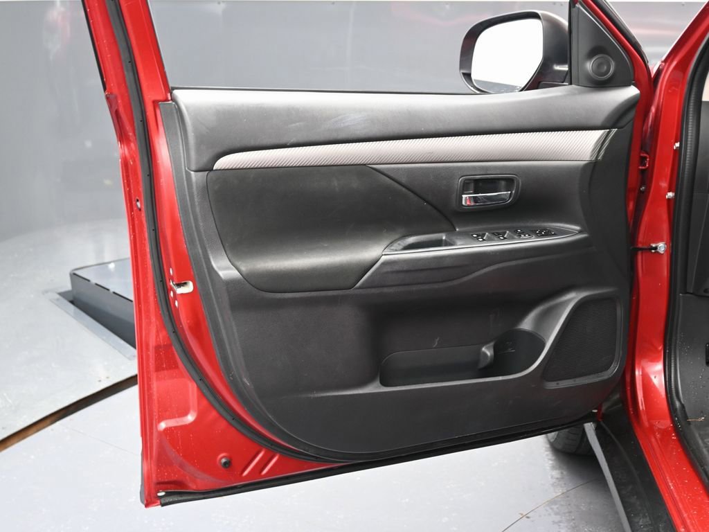 Used 2018 Mitsubishi Outlander ES image 38