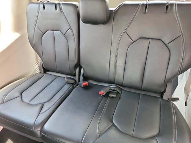 Used 2024 Chrysler Pacifica Touring-L FWD image 17