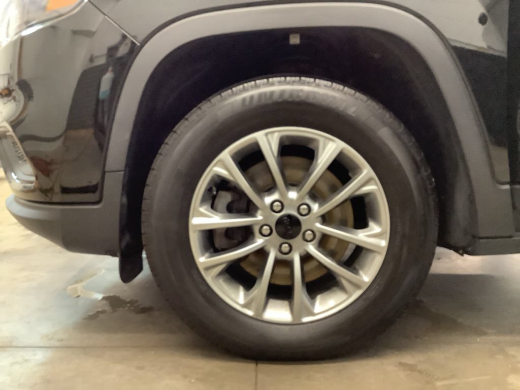 Used 2019 Jeep Cherokee Latitude Plus AWD/4WD image 19