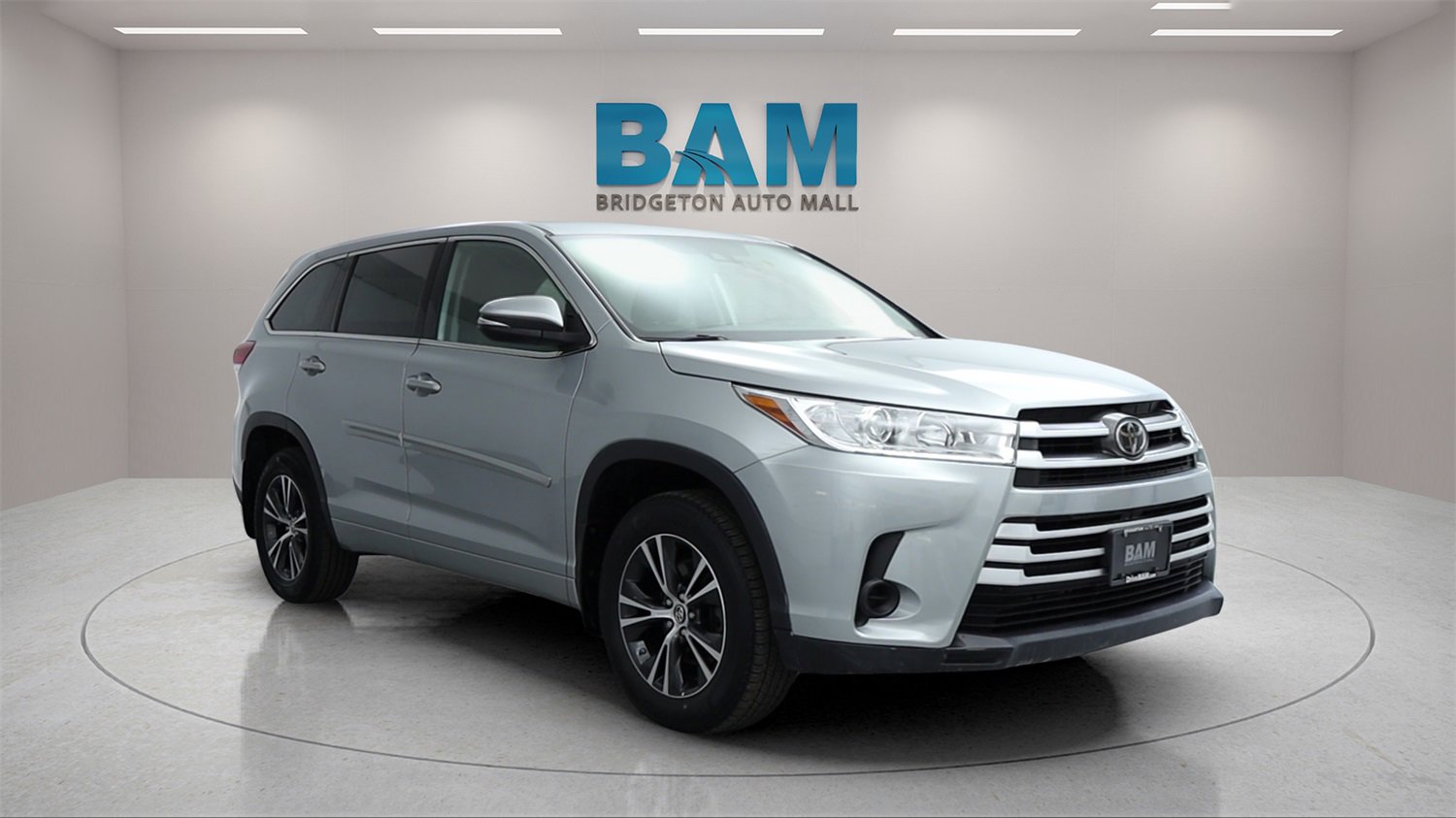 Used 2018 Toyota Highlander LE image 1